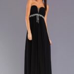 Elegancka sukienka o dopasowanym kroju w kolorze czarnym