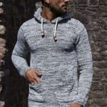 Efektowny sweter z miękkiej dzianiny w kolorze ecru