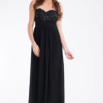 Elegancka sukienka o dopasowanym kroju w kolorze czarnym