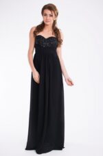 Elegancka sukienka o dopasowanym kroju w kolorze czarnym