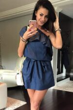 Szykowna sukienka w klasycznym fasonie w kolorze ciemnym jeansowym