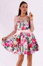 Elegancka sukienka o eleganckiej linii w kolorze jasnym różu