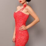 Delikatna sukienka elegancka marszczona zakładana na jedno ramię z ozdobną różą w kolorze arbuzowym
