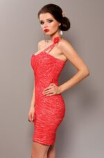 Delikatna sukienka elegancka marszczona zakładana na jedno ramię z ozdobną różą w kolorze arbuzowym