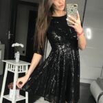 Modna sukienka w klasycznym fasonie w kolorze czarnym