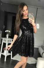 Modna sukienka w klasycznym fasonie w kolorze czarnym