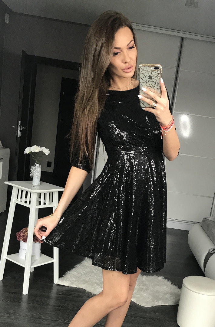 46f68dd5cd443e42b3da6b25a625a2a2.jpg Modna sukienka w klasycznym fasonie w kolorze czarnym - obrazek 1