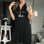 Elegancka sukienka o eleganckiej linii w kolorze czarnym
