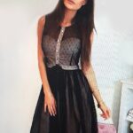 Romantyczna sukienka z subtelnym detalem przy dekolcie w kolorze czarnym