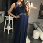 Modna sukienka o eleganckiej linii w kolorze granatowym