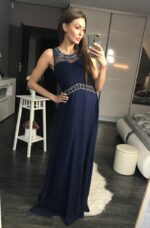 Modna sukienka o eleganckiej linii w kolorze granatowym