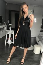 Elegancka sukienka o eleganckiej linii w kolorze czarnym - obrazek 3