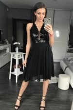 Elegancka sukienka o eleganckiej linii w kolorze czarnym - obrazek 2