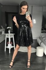 Modna sukienka w klasycznym fasonie w kolorze czarnym - obrazek 2