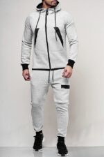 Stylowy dres z praktycznymi kieszeniami w kolorze szarym