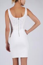 Elegancka sukienka z gumką podkreślającą talię w kolorze białym - obrazek 4