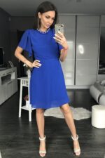 Delikatna sukienka z gumką podkreślającą talię w kolorze kobaltowym - obrazek 5