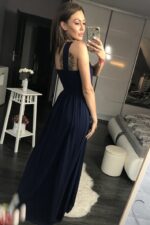 Modna sukienka o eleganckiej linii w kolorze granatowym - obrazek 2