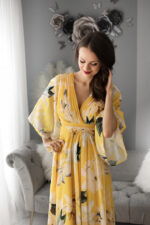 Modna sukienka z ozdobnym paskiem w talii w kolorze żółtym - obrazek 2