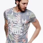 Modny t-shirt w casualowym stylu