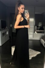 Wyrafinowana sukienka z subtelnym detalem przy dekolcie w kolorze czarnym - obrazek 3