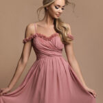 Szykowna sukienka z ozdobnym dekoltem w kolorze pudrowym różu