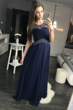 Modna sukienka o eleganckiej linii w kolorze granatowym - obrazek 4