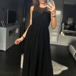 Wyrafinowana sukienka z subtelnym detalem przy dekolcie w kolorze czarnym