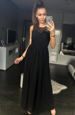 Wyrafinowana sukienka z subtelnym detalem przy dekolcie w kolorze czarnym