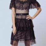 Modna sukienka o eleganckiej linii w kolorze czarnym