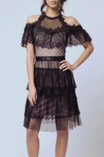 Modna sukienka o eleganckiej linii w kolorze czarnym